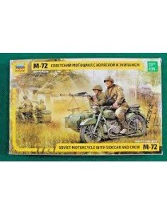 Motocicleta soviética M-72 con sidecar y tripulación, 2...