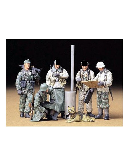 GERMAN SOLDIERS AT FIELD BRIEFING