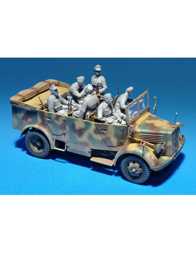 German Kfz.70 MB 1500A 4x4 car with Crew LEER...