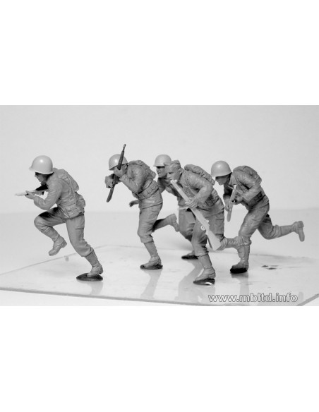 Move, move, move US Soldiers, Operation Overlord period, 1944