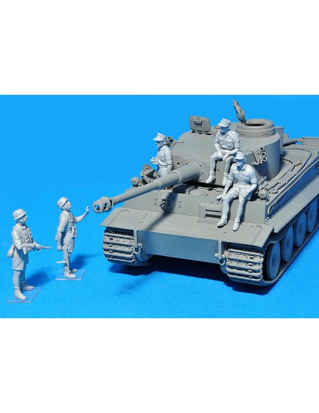 German Paratroopers and Tankers (Italy 1943)