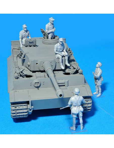 German Paratroopers and Tankers (Italy 1943)