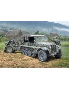 SD.Kfz. 10 DEMAG D7 with 7,5 cm Le. IG 18 and Crew 2