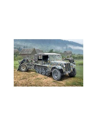 SD.Kfz. 10 DEMAG D7 with 7,5 cm Le. IG 18 and Crew